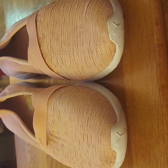 shoes - Picture 3 of 3